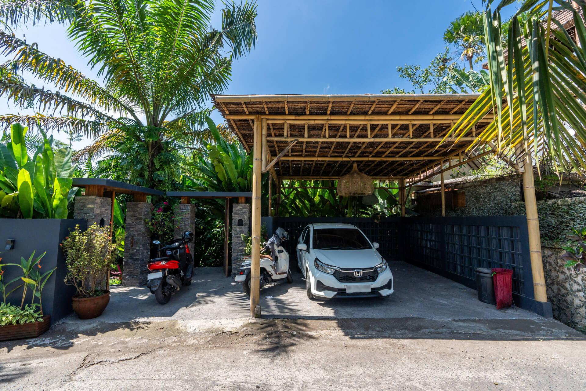 Villa-Lestari-01-Parking