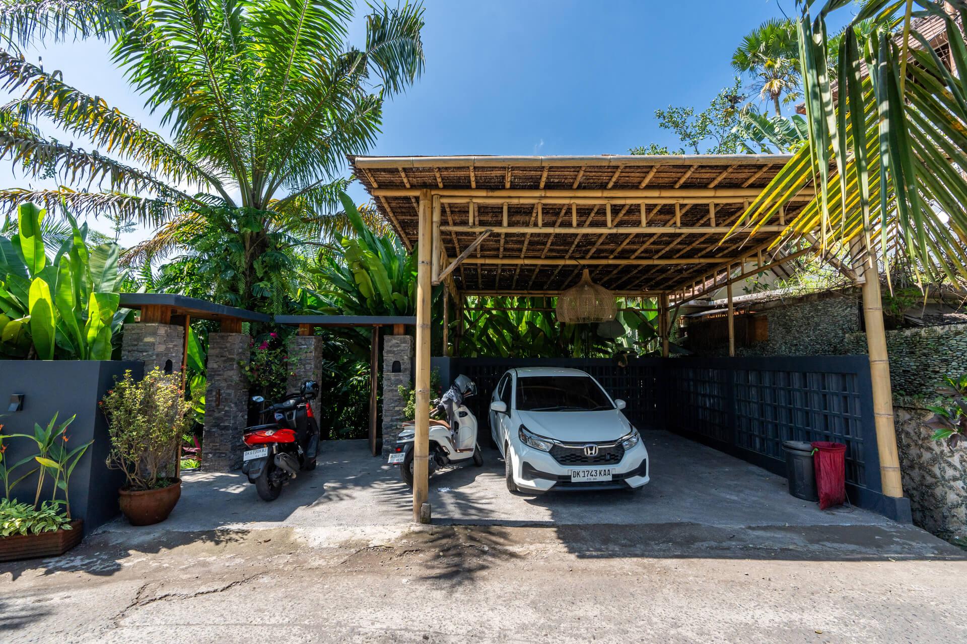 Villa-Lestari-02-Parking